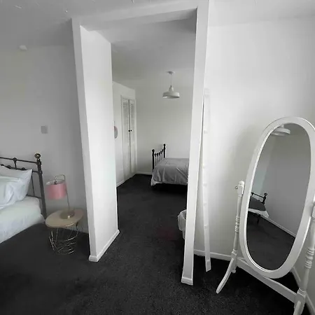 Amazingly Located 4bedroom House Сasa de vacaciones Scarborough
